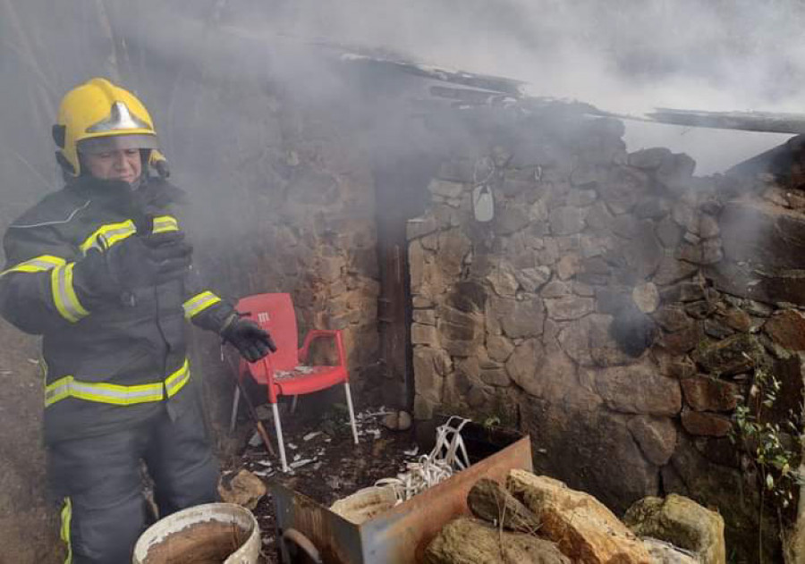 Declarado un incendio en una caseta en la que se guardaba leña  en el lugar de Vilariño, en Boiro