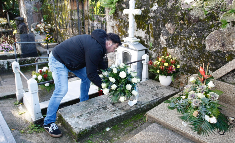 Homenajean a Josefina Blanco y al hijo de Valle-Inclán enterrados en Santa Mariña