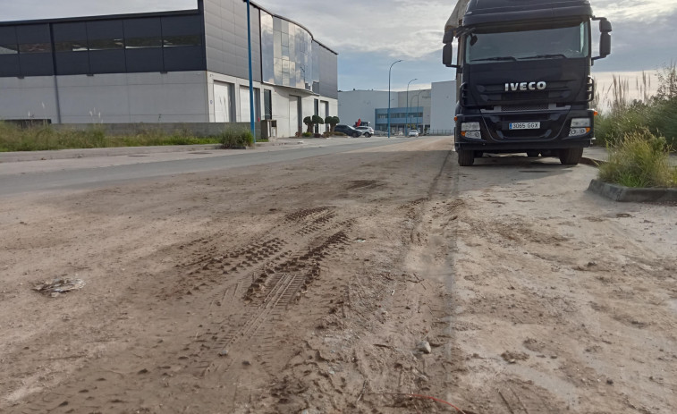 Empresarios denuncian falta de limpieza y mantenimiento en el polígono industrial de A Tomada