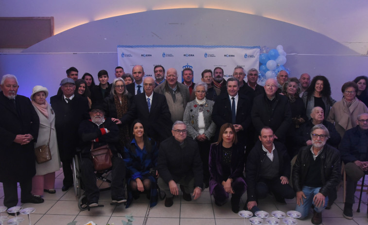 Ribeira rinde homenaje a los miembros de la primera Corporación municipal de la democracia
