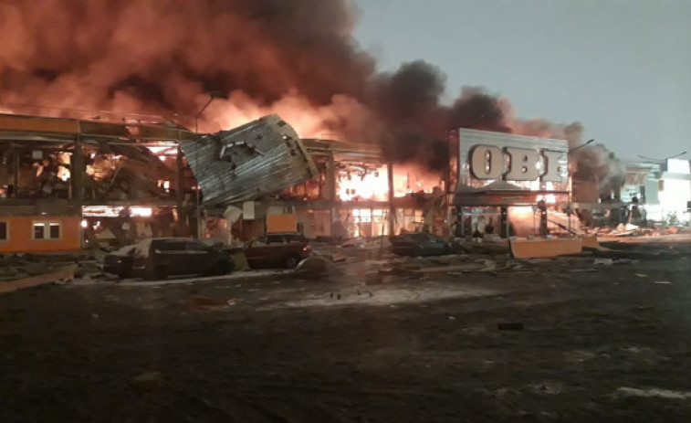 Sofocan un incendio en un gran centro comercial en las afueras de Moscú