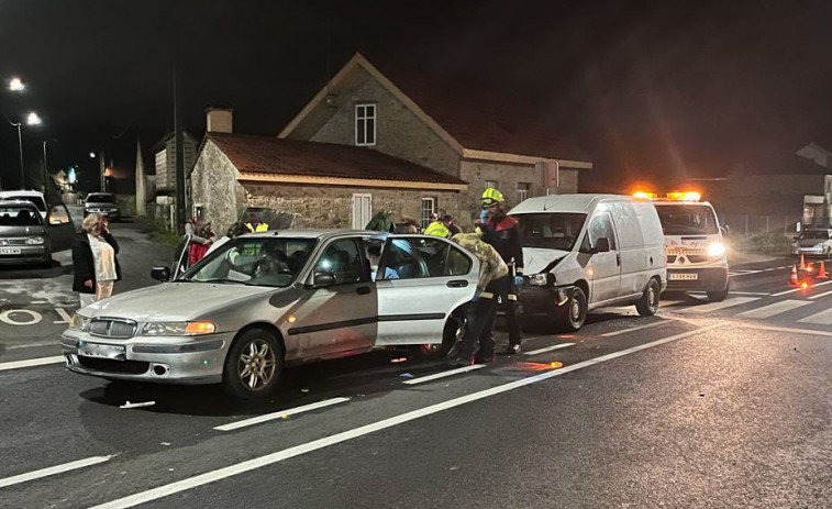 Heridos dos menores de edad en un accidente por alcance entre una furgoneta y un coche en Oleiros, en Ribeira