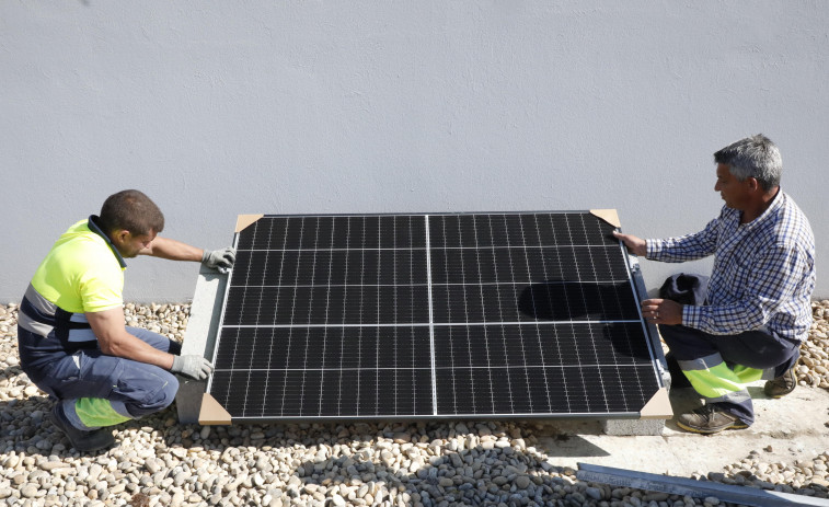 Los paneles solares reducen un 70 % el consumo del auditorio y Concello isleños