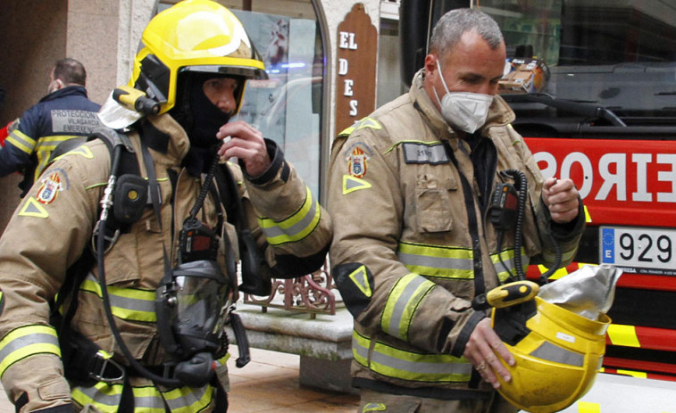 Los Bomberos rescatan a un hombre que se había caído en su vivienda en Vilagarcía