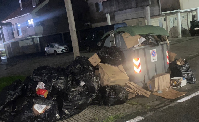 La Policía Local de Ribeira requiere a McDonald’s que evite los problemas de rebose de su basura