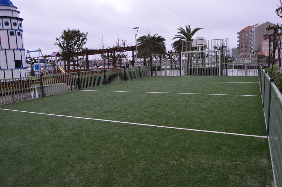 El Concello de Sanxenxo renueva el césped y las piezas de juego en el parque de Panadeira y continúa con el de Canelas