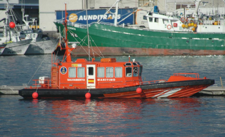 Salvamento marítimo remolca a un pesquero en Punta de Laxe Brava con el aparejo enredado en la hélice