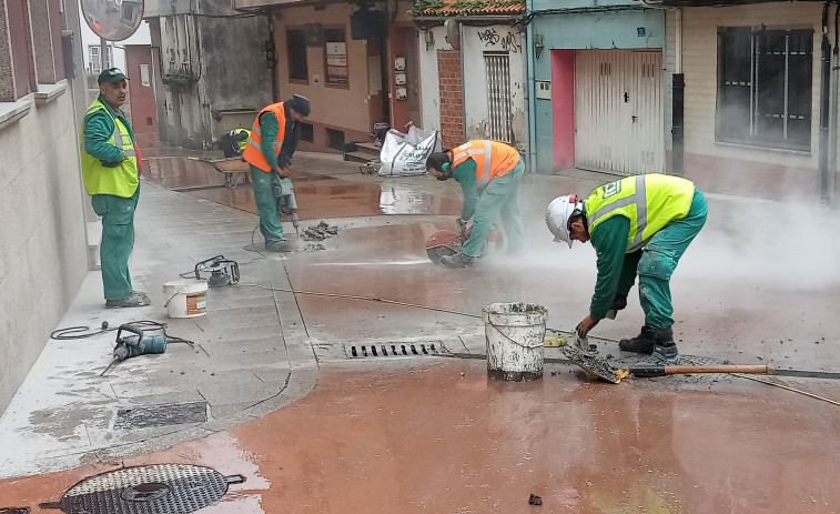 Iniciada la reparación del deteriorado pavimento en la Rúa Romero Ortiz, en el casco urbano de Ribeira