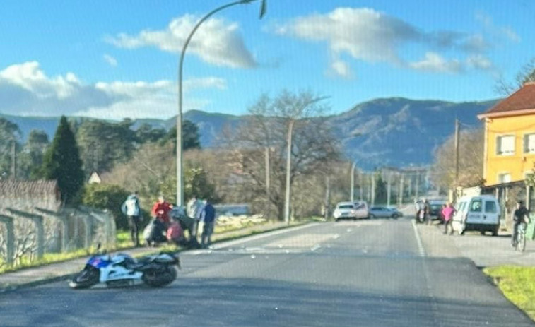 Herido un motorista en un accidente de tráfico en el que su vehículo chocó con una farola en Abanqueiro, en Boiro