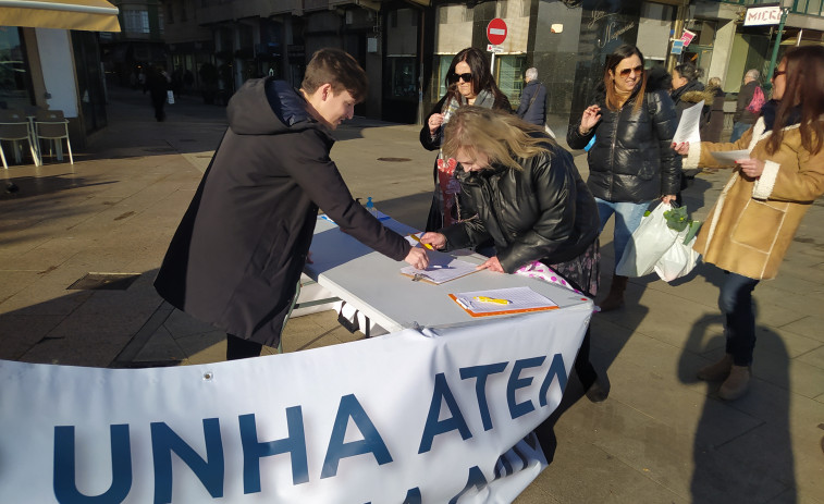 Recogidas 439 firmas en Ribeira en defensa de la atención sanitaria en los centros de salud