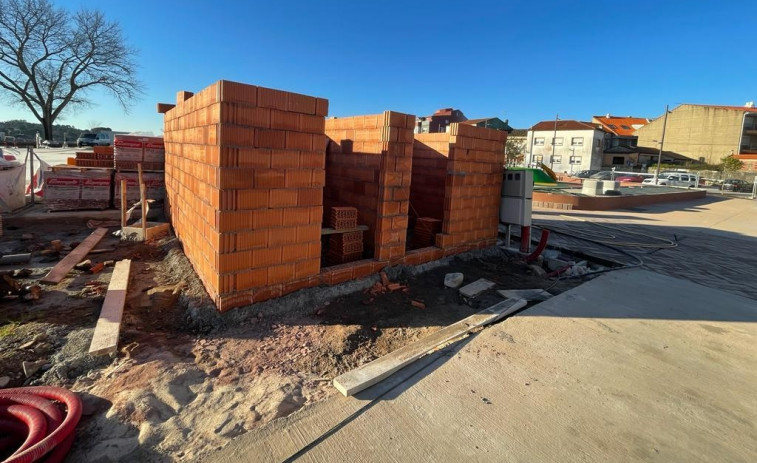 A Illa instalará quince paneles solares para hacer autosuficiente la nueva plaza de O Regueiro