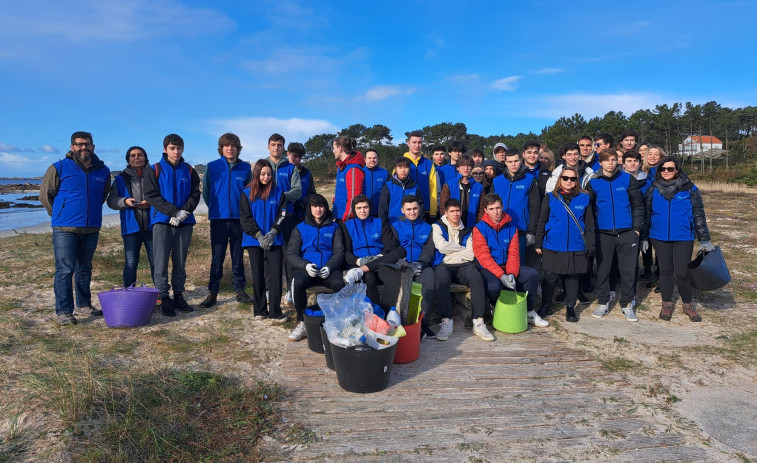 Escolares de O Grove participan en una jornada de limpieza en la playa de Area da Cruz y Raeiros