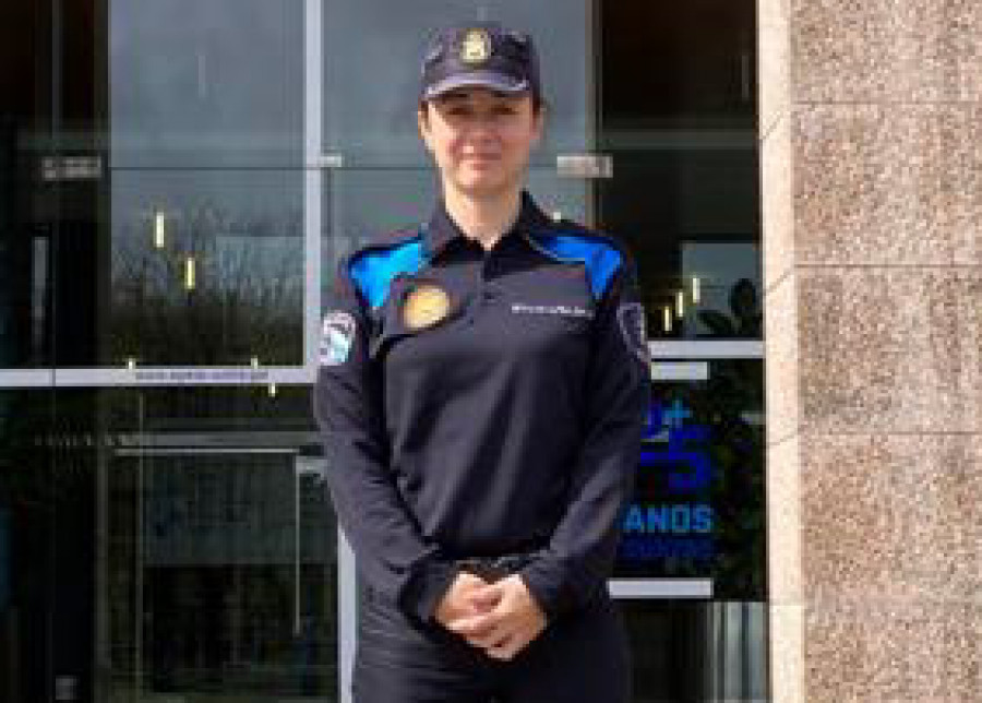 Lucía Couto se convierte en la primera policía local de la comarca que es nombrada oficial de ese cuerpo en Ribeira