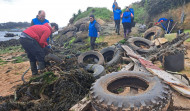 Cofradía y voluntarios de Afundación retiran 10 toneladas de residuos de los fondos de A Illa de Arousa
