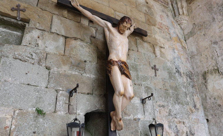 El Cristo de Leiro vuelve a las ruinas de Santa Mariña