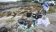 Las cofradías de Cambados, Vilanova y O Grove reciben ayudas para retirar basura del mar