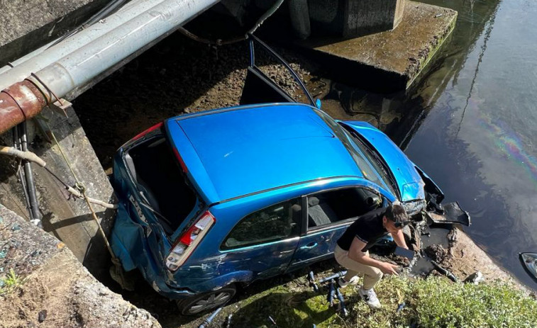 Dos personas huyen tras atropellar a un jubilado y caer con su coche al río desde el puente de San Antonio, en A Pobra