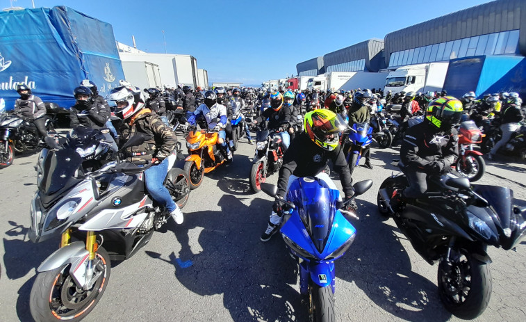 Reportaje | Ribeira ruge al son de un millar de motos