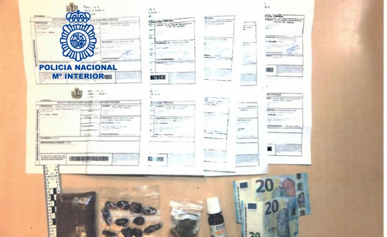 Encuentran recetas falsificadas a un hombre que vendía marihuana y hachís en plena calle en Vilagarcía