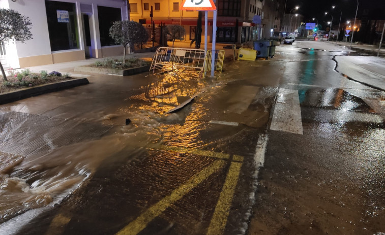 Rompe una tubería de agua en As Carolinas y deja sin suministro a zonas de Vilagarcía