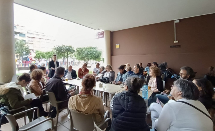 El candidato del BNG de Ribeira, Luís Pérez Barral, presenta a los vecinos su propuesta para dinamizar Abesadas