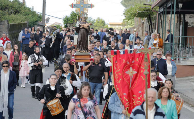 Aires Novos de Castrelo organiza tres días de fiesta para honrar a la patrona Santa Cruz y San Antonio