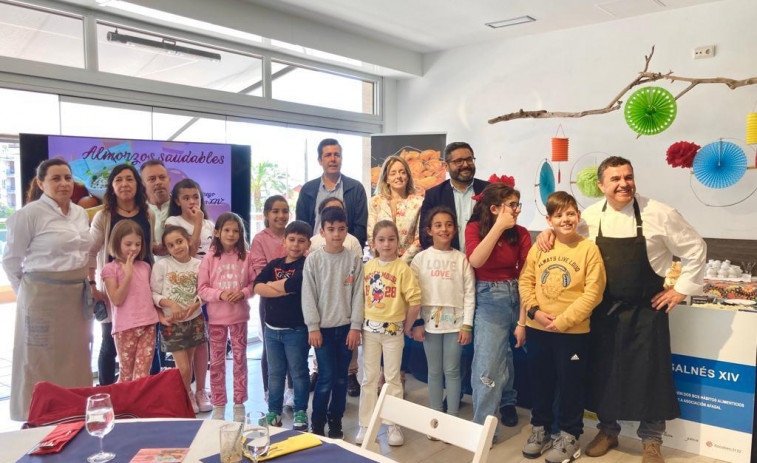 El obradoiro de Hostelaría do Salnés enseña a escolares del CEIP O Cruceiro a preparar almuerzos saludables