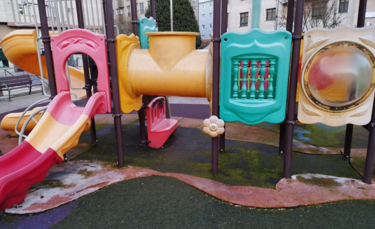 El candidato del PSOE a la Alcaldía de Ribeira denuncia la deficiente conservación de los parques infantiles