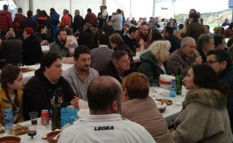 Dorrón recupera la fiesta de exaltación de la oreja con cachelos a ritmo del trío Azabache y Javi Solla