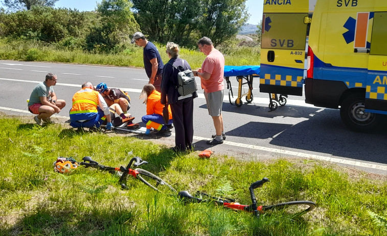 Ferida de gravidade unha ciclista ao desestabilizarse a súa bicicleta nun bache e golpearse co asfalto en Corrubedo, en Ribeira