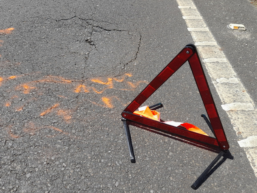 La brigada municipal de Obras de Ribeira reparará el bache en la AC-303 que causó el grave accidente a una ciclista