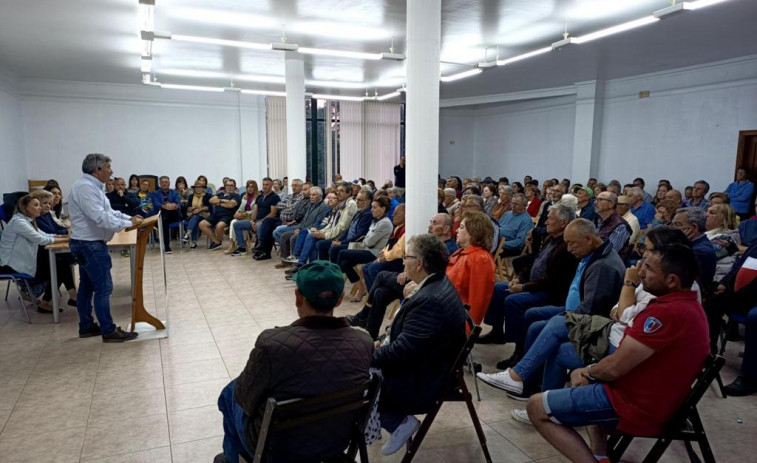 Manuel Ruiz promete completar las redes de saneamiento y de abastecimiento en Olveira