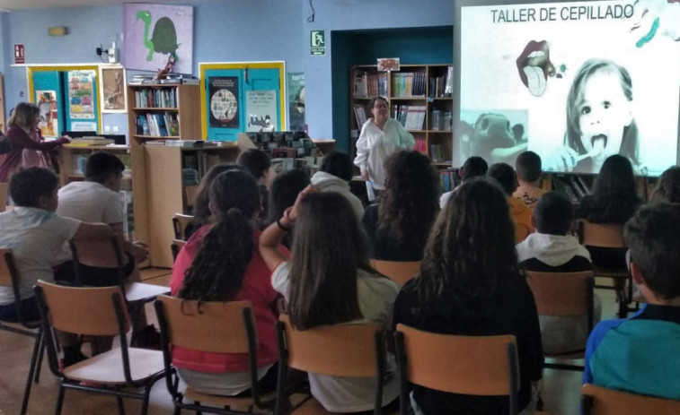 Escolares de A Pobra profundizan en la salud bucodental como antesala del Día Mundial Sin Tabaco