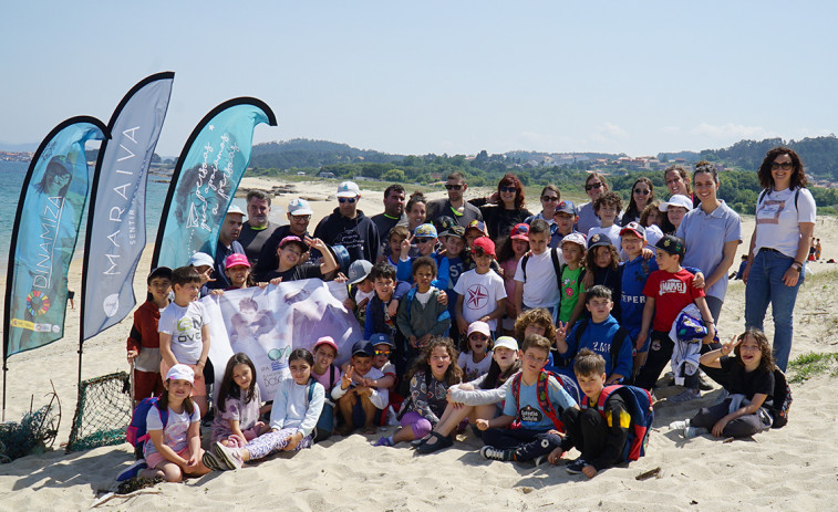 Escolares del CEIP Conmeniño y voluntarios de Amicos realizaron una gran recogida de residuos marinos en la playa grovense da Mexilloeira