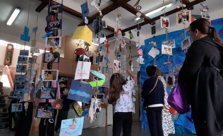La exposición “Coas mans na nasa” del colegio O Grupo ofrece trabajos de su proyecto sobre el mar
