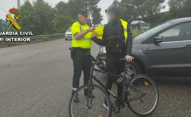 Interceptan a un ciclista que circuló por la AP-9 y por la A-55 en sentido Portugal