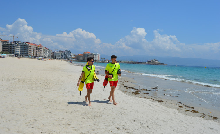 Sanxenxo adelanta la temporada estival con socorristas en las playas de Silgar, Areas, Canelas y Montalvo