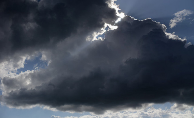 Intervalos nubosos y chubascos tormentosos localmente fuertes este domingo en Galicia