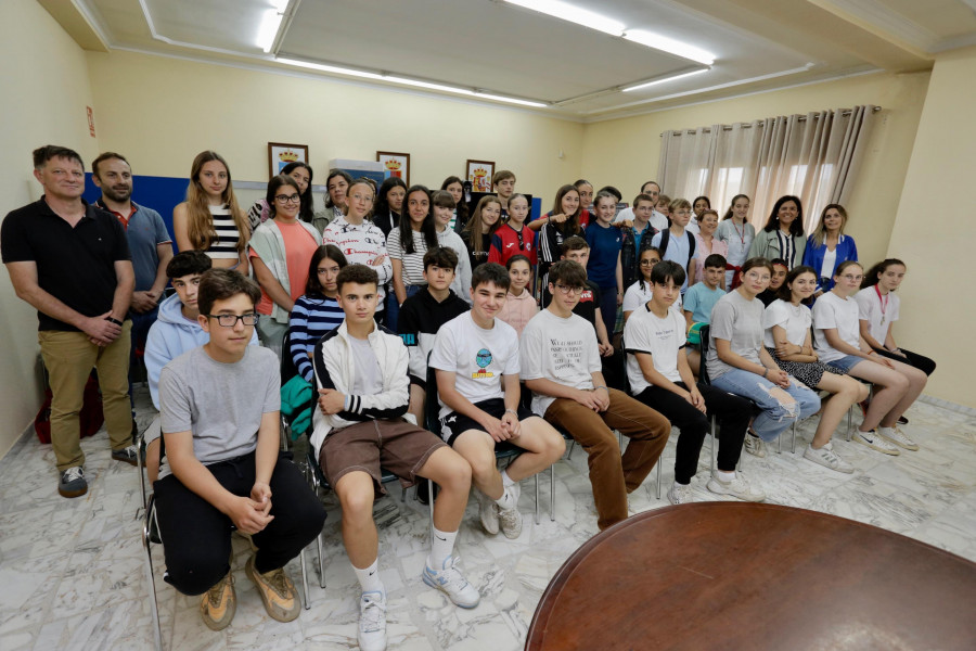 Estudiantes franceses de Albert conocen Meis como parte de un intercambio con el CPI Mosteiro