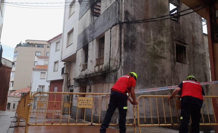 La demolición de la narcocasa incendiada de Ribeira se demora al tener que solicitarse tres presupuestos