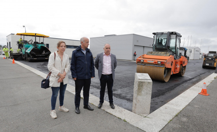 Portos asfalta los viales del muelle vilanovés por petición del Concello ante las quejas recibidas