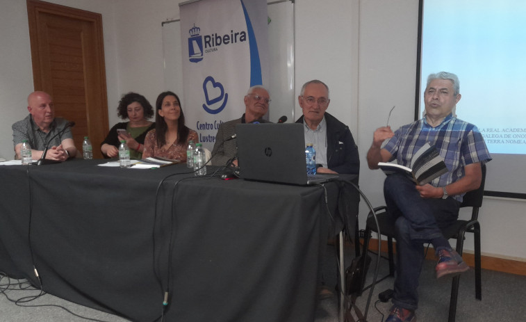 Un abarrotado centro Lustres Rivas acogió la presentación de una curiosa “Toponimia de Ribeira” de Cabeza Quiles