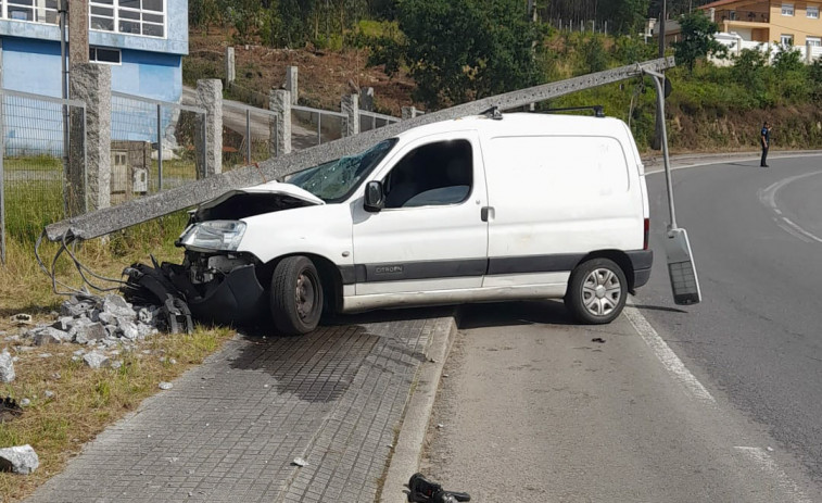 Un conductor se ausenta de un accidente en Ribeira pero lo localizan y trasladan al Hospital do Barbanza