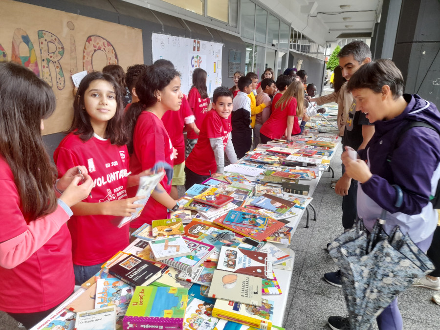 Reportaje | El mal tiempo no frena la solidaridad de Ribeira cambiando alimentos por libros