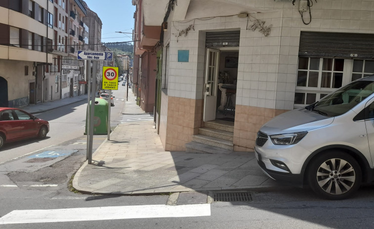 Atracan un bar de Ribeira y agarran del cuello y arrastran por el suelo a su propietaria