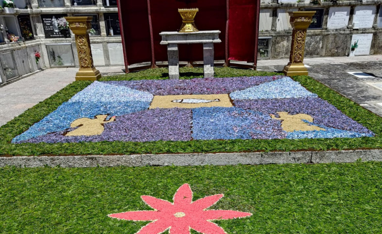 La parroquia de Santa Baia de Boiro engalanó las calles con alfombras florales para el Corpus Christi