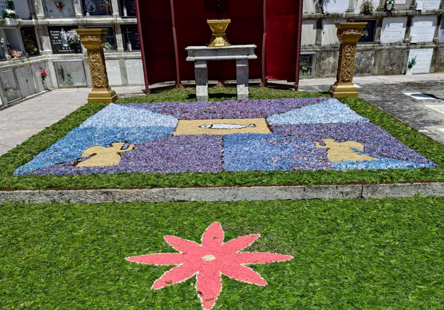 La parroquia de Santa Baia de Boiro engalanó las calles con alfombras florales para el Corpus Christi