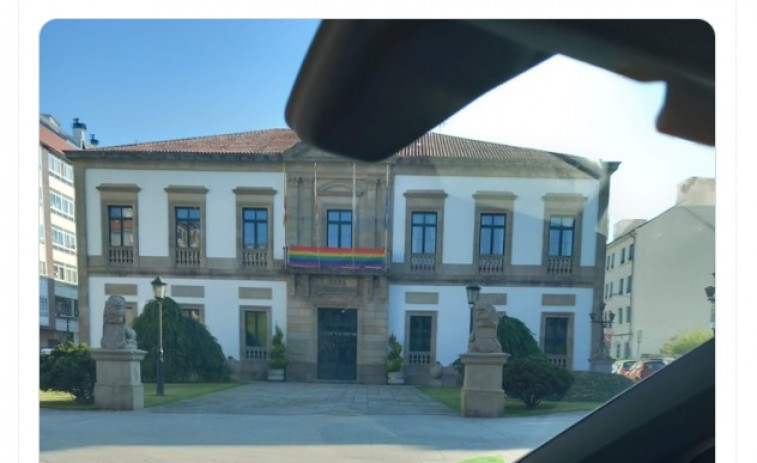Vox Pontevedra desafía al Concello de Vilagarcía por la colocación de la bandera LGTBIQA+ en su fachada