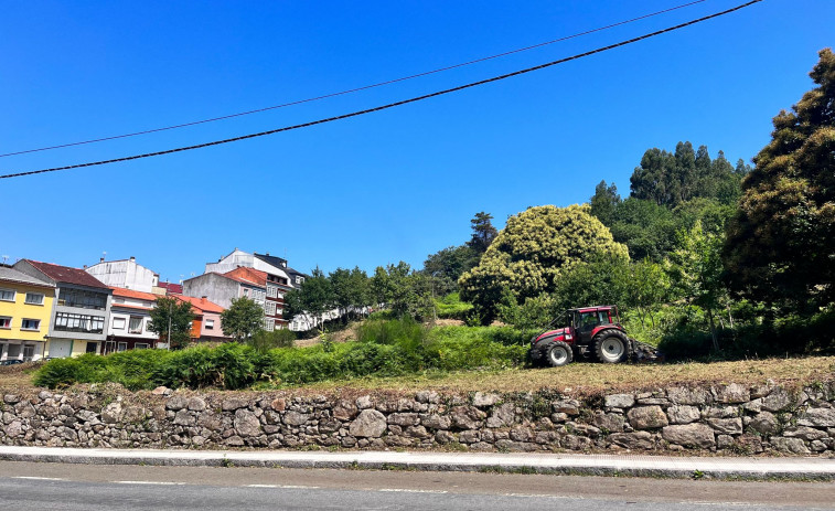 Caldas limpia una parcela para crear 200 aparcamientos