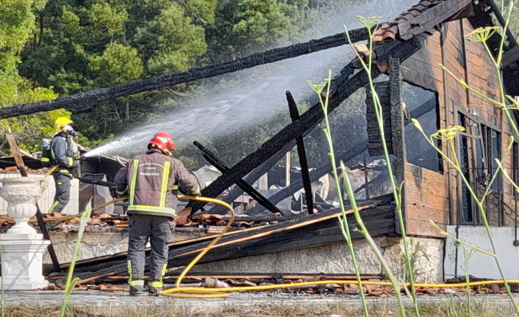 Apuntan a un posible origen eléctrico en el voraz incendio que calcinó el restaurante Valverde, en Ribeira